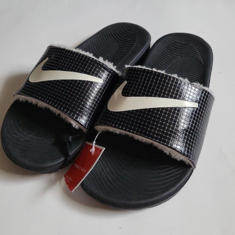 Nike big boys lined slides Sandals size 4 black